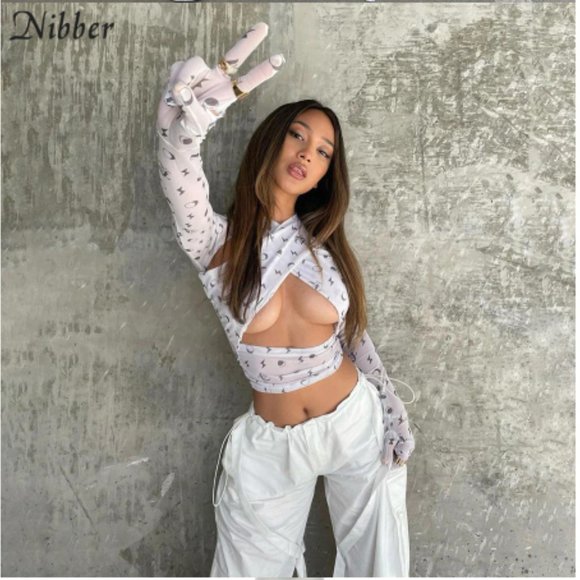 Tops - Black and White Long Sleeve Glove Crop Top 🖤